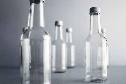 Почему нельзя ставить пустые бутылки на стол: история традиции и приметы