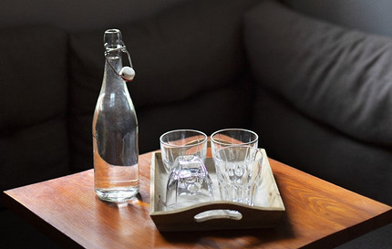 Почему нельзя ставить пустые бутылки на стол: история традиции и приметы