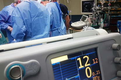 В Индии мужчина решил улучшить улыбку перед свадьбой и умер во время операции