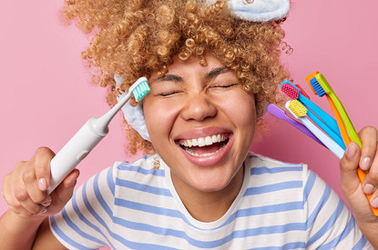 Как отбелить зубы в домашних условиях: 10 секретов сияющей улыбки