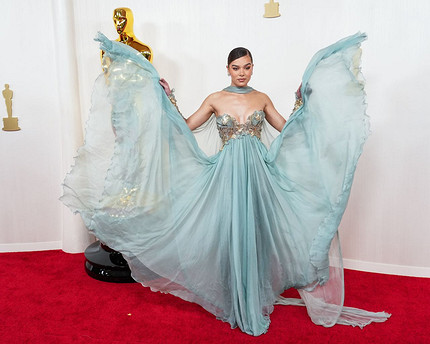 10 лучших образов звезд с кинопремии «Оскар-2024»: платья, макияж, прически
