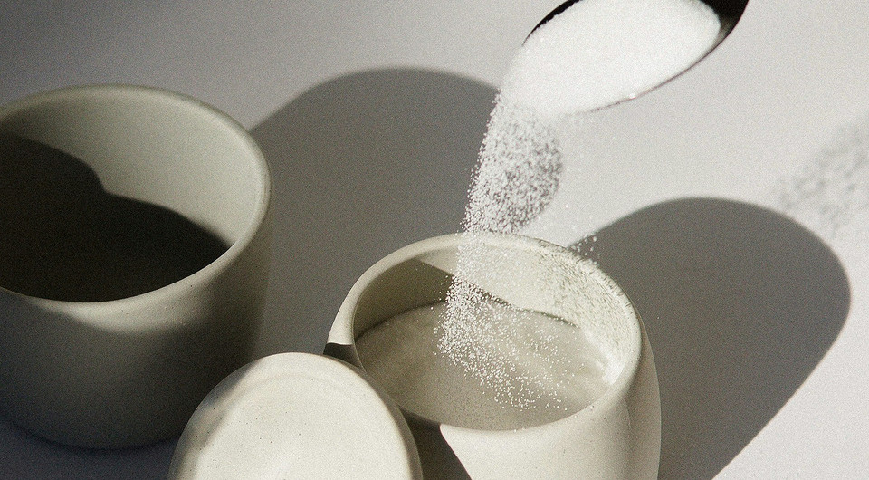 Чем заменить сахар, а чем не стоит: 5 полезных и 6 вредных вариантов