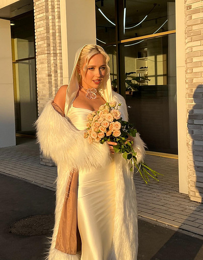 Певица Клава Кока вышла в свет в прозрачном корсете