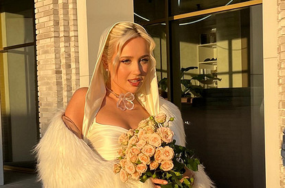 Певица Клава Кока вышла в свет в прозрачном корсете