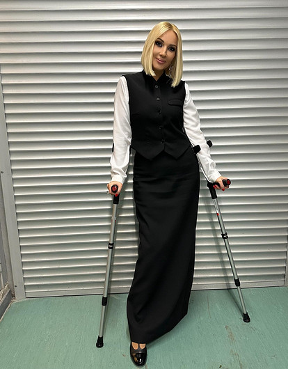 Перенесшая операцию телеведущая Лера Кудрявцева вышла на работу на костылях