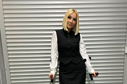 Перенесшая операцию телеведущая Лера Кудрявцева вышла на работу на костылях