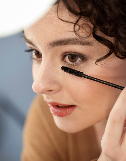 Десять лет долой: как выбрать макияж, который поможет  визуально помолодеть