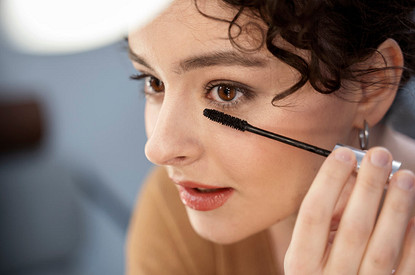 Десять лет долой: как выбрать макияж, который поможет  визуально помолодеть