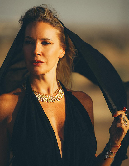 Телеведущая Елена Летучая в горах показала фигуру в бикини