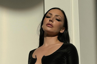 Ольга Серябкина предстала перед поклонниками в платье с глубоким декольте