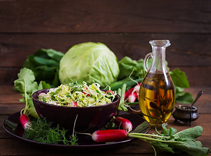 25 рецептов заправок для салатов из овощей, которые легко сделать самой