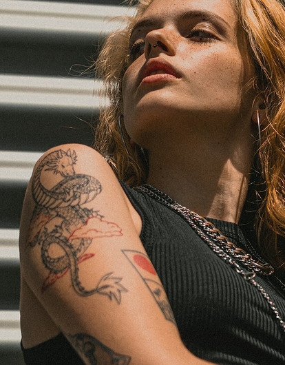 Тату на руке со смыслом: 10 эффектных вариантов для девушек