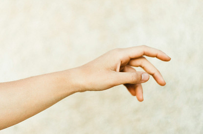 Женщина решила высушить волосы в ванной и лишилась руки из-за фена