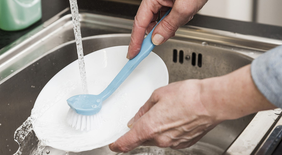 Почему нельзя мыть посуду в гостях: приметы и логичное объяснение