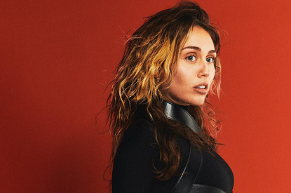 Майли Сайрус снялась в откровенном платье с глубоким декольте