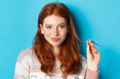 Жирная кожа, плохое зрение, рыжие волосы: косметолог рассказал, кто постареет быстрее