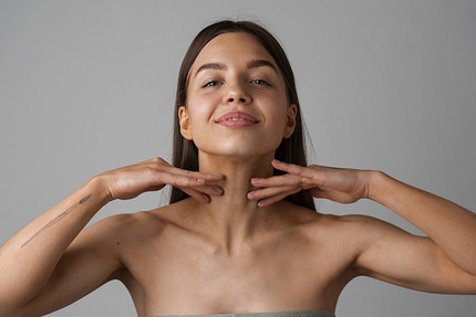 Как вернуть четкий овал лица и молодую шею — советует косметолог
