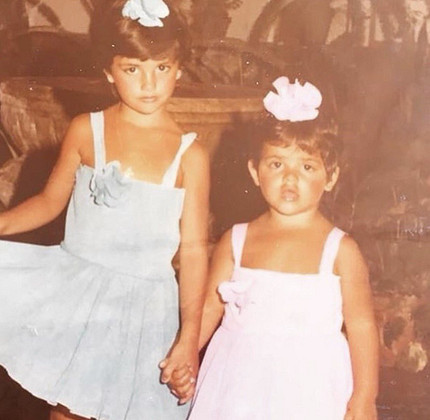 Пенелопа Крус с сестрой Моникой в детстве 