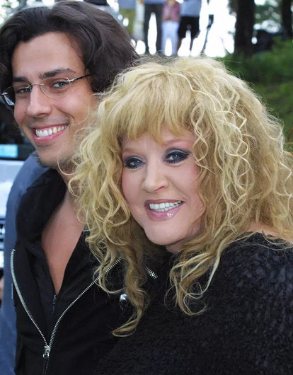 Алла Пугачева хочет оформить замок в Грязи на детей