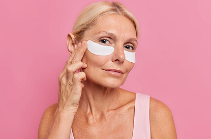 Как ухаживать за кожей вокруг глаз, чтобы убрать гусиные лапки: эффективные советы от косметолога