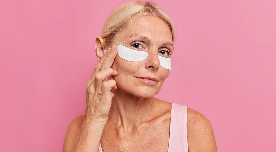 Как ухаживать за кожей вокруг глаз, чтобы убрать гусиные лапки: эффективные советы от косметолога