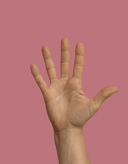 Ищем на ладони букву «М»: что означает такой знак на обеих руках