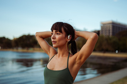 Музыка в движении: как выбрать наушники для бега и спорта