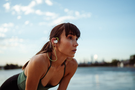 Музыка в движении: как выбрать наушники для бега и спорта