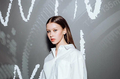 Звезда «Слова пацана» Анна Пересильд прошлась по подиуму на модном показе