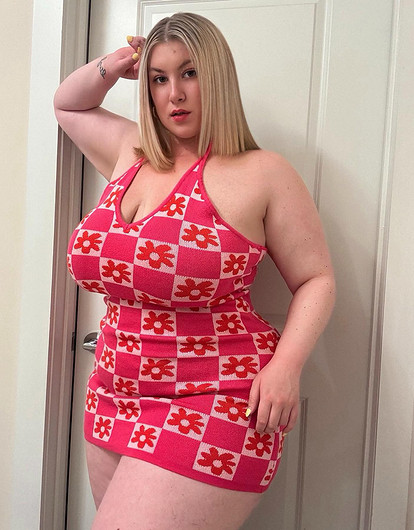 Плюс-сайз-модель заявила, что не может найти партнера из-за своей красоты