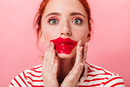 Что делать, если обветрились губы: советы и средства для восстановления