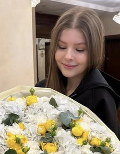 Вдова Олега Табакова показала 18-летнюю дочь в откровенном платье
