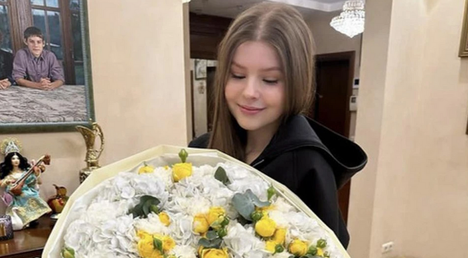 Вдова Олега Табакова показала 18-летнюю дочь в откровенном платье