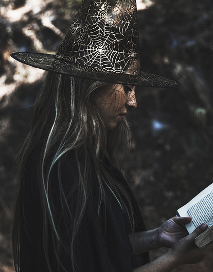 Как узнать колдуна или ведьму: 13 важных признаков