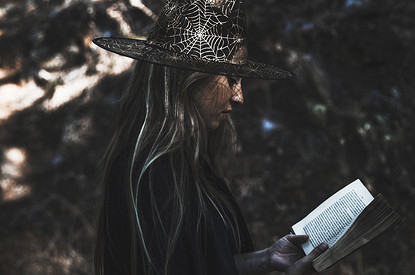 Как узнать колдуна или ведьму: 13 важных признаков