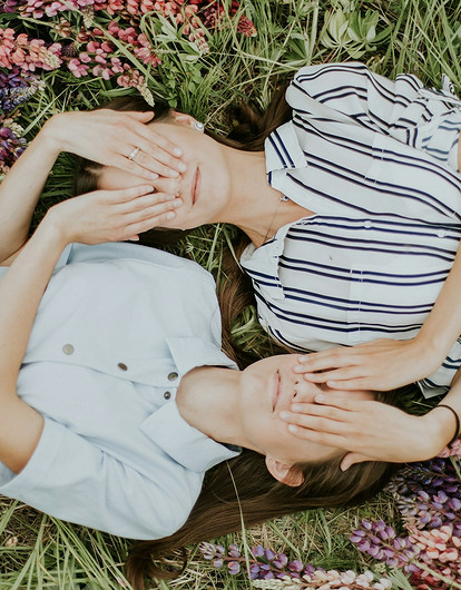 Сестры-двойняшки ради шутки сделали ДНК-тест и узнали семейный секрет