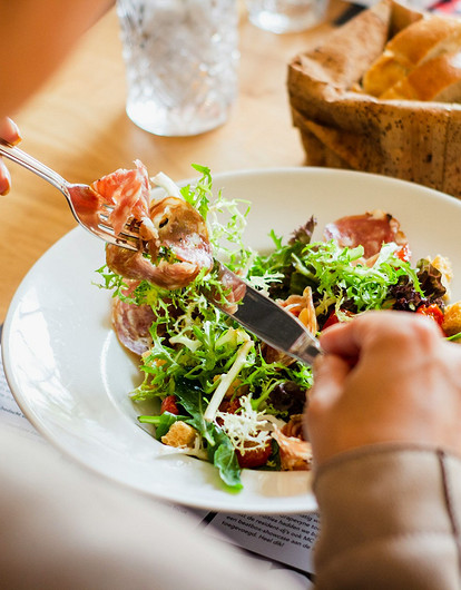 Диетолог назвал неочевидную причину набора лишнего веса