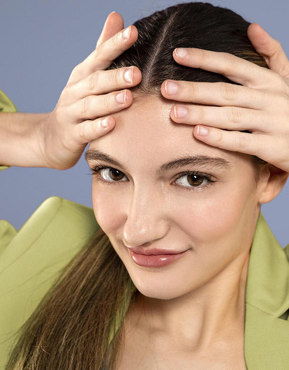 К чему чешется лоб: народные приметы по дням недели и времени суток