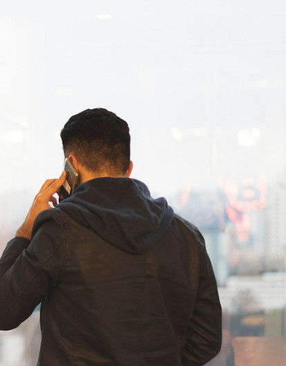 Женщина подслушала разговор мужа со свекровью и узнала неприятную правду