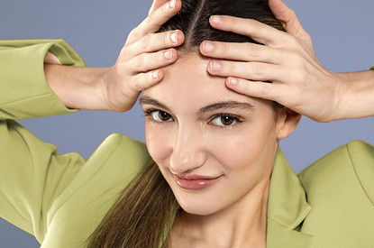 К чему чешется лоб: народные приметы по дням недели и времени суток