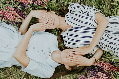 Сестры-двойняшки ради шутки сделали ДНК-тест и узнали семейный секрет