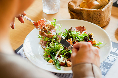 Диетолог назвал неочевидную причину набора лишнего веса