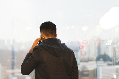 Женщина подслушала разговор мужа со свекровью и узнала неприятную правду