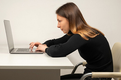 Кифоз у взрослых: почему возникает и можно ли исправить