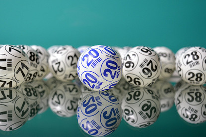 Мужчина, выигравший в лотерею 1 млрд долларов, столкнулся с исками от семьи за отказ делиться деньгами