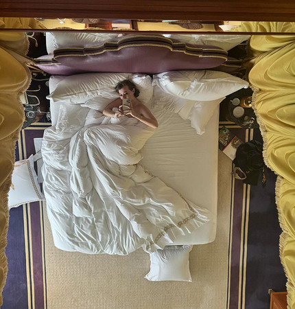 Ксения Собчак показала фото топлес в кровати