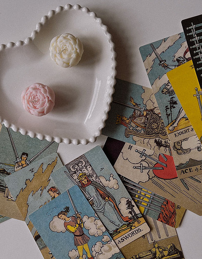 Что означают Мечи в Таро: толкование арканов в раскладах