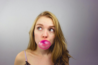 Врачи предупредили о неожиданной опасности жевательной резинки