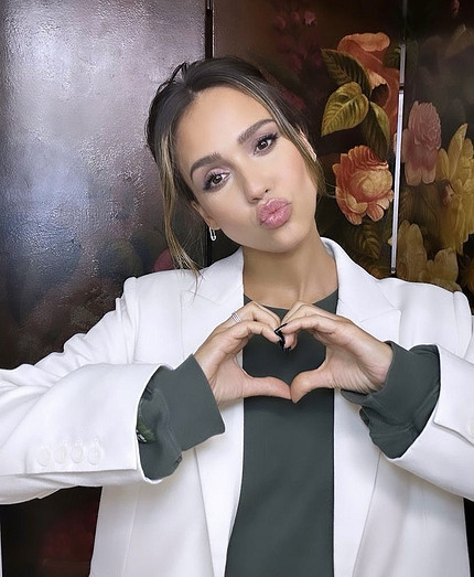 Джеки Чан, Шейк, Джоли и не только: 16 ужасных историй звезд, которых унижали в школе