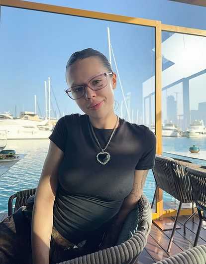 Инстасамка показала поклонникам фигуру в микрошортах